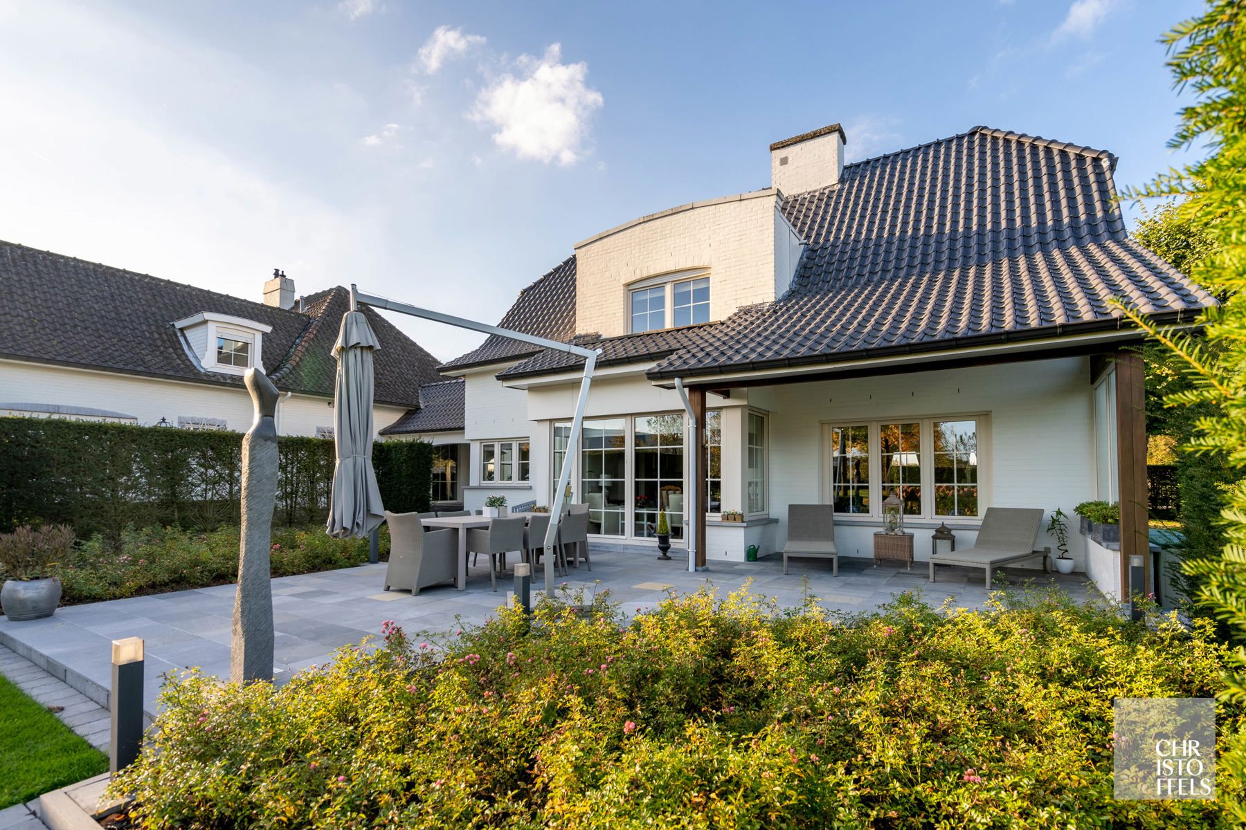 Eigentijdse villa (428m²) met zwembad en 2de woning (187m²) op perceel van 36a43ca.  foto 23