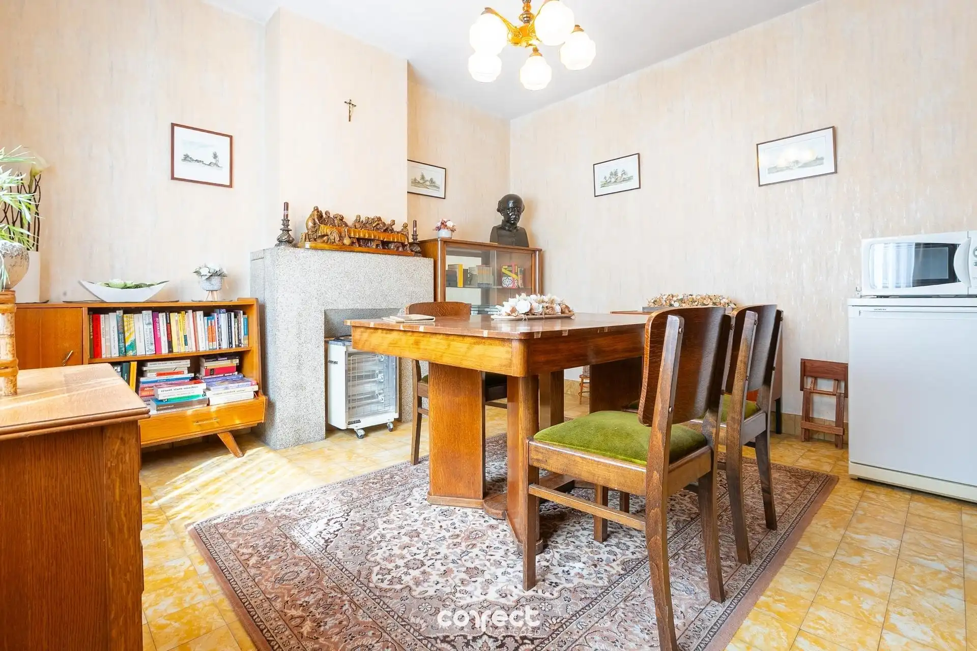 Centraal gelegen ruime halfopen bebouwing met 4 slaapkamers, tuin en garage. foto 3