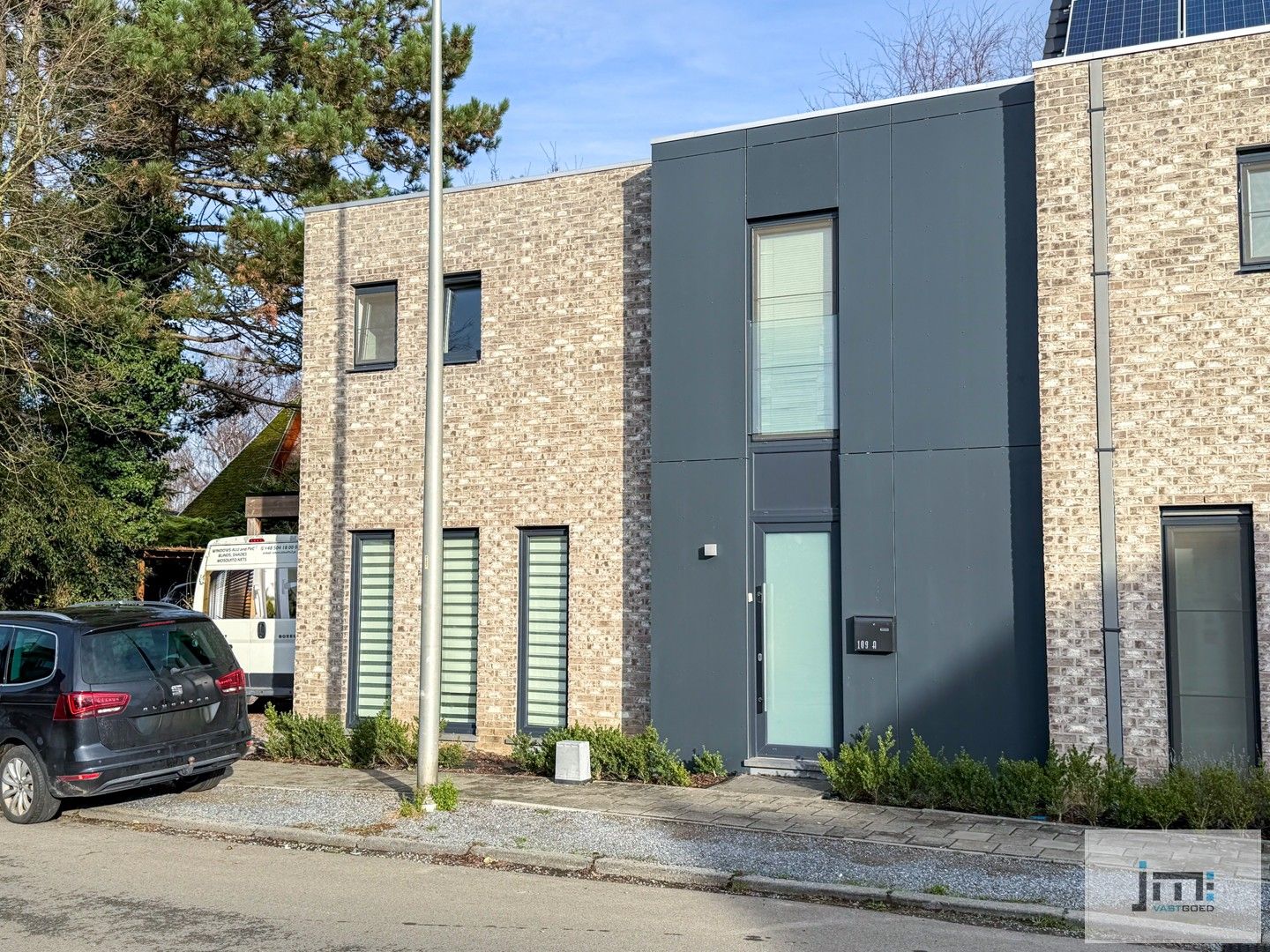 Recente woning met 3 slaapkamers en carport foto {{pictureIndex}}