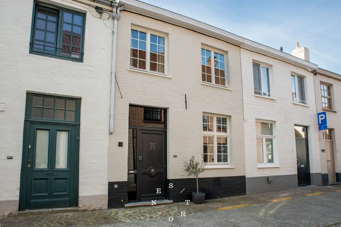 Stijlvol en kwalitatief gerenoveerde stadswoning te koop in Brugge foto 2