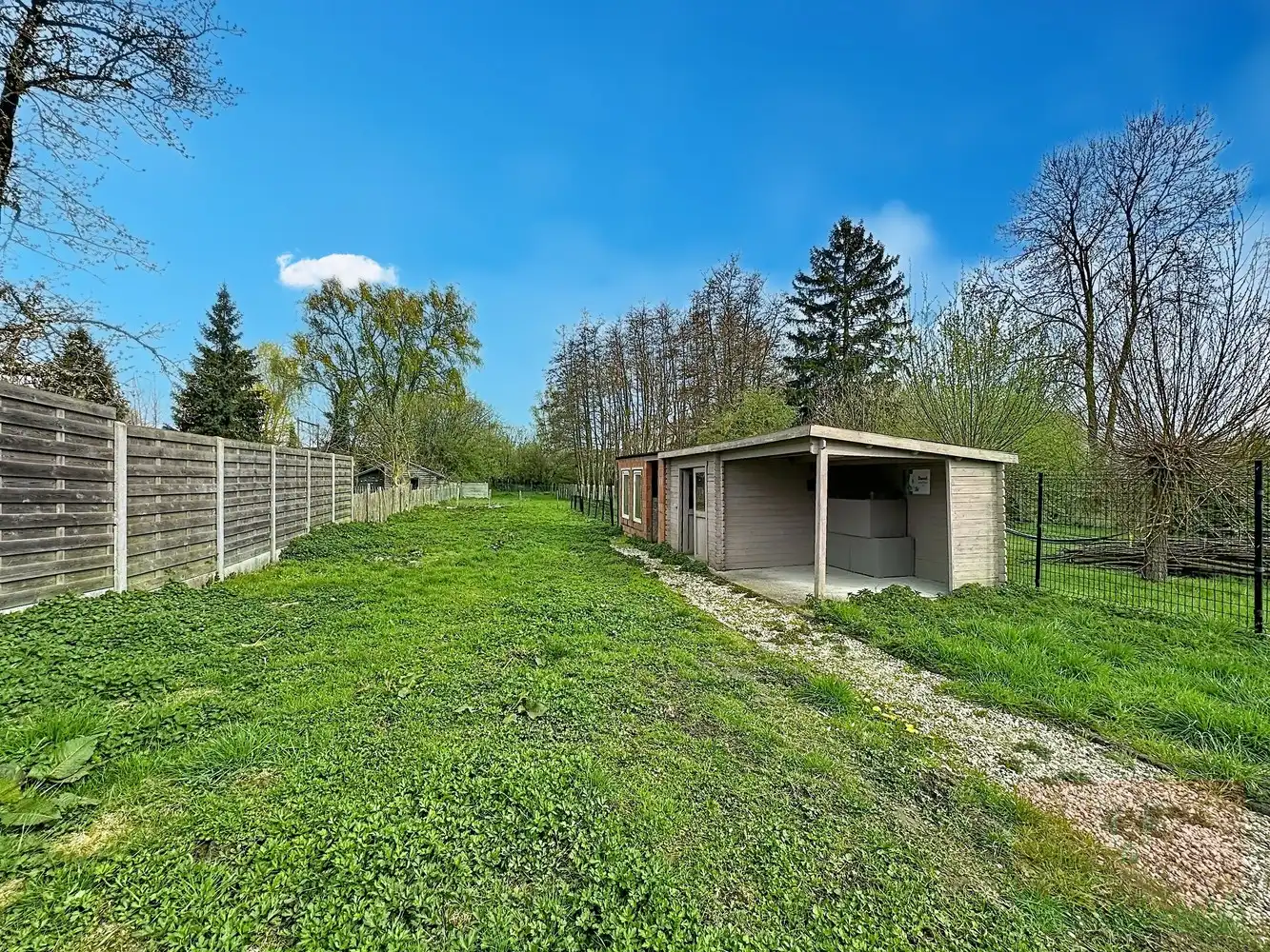 Instapklare hedendaagse gezinswoning met garage, opslagruimte en grote tuin foto 27