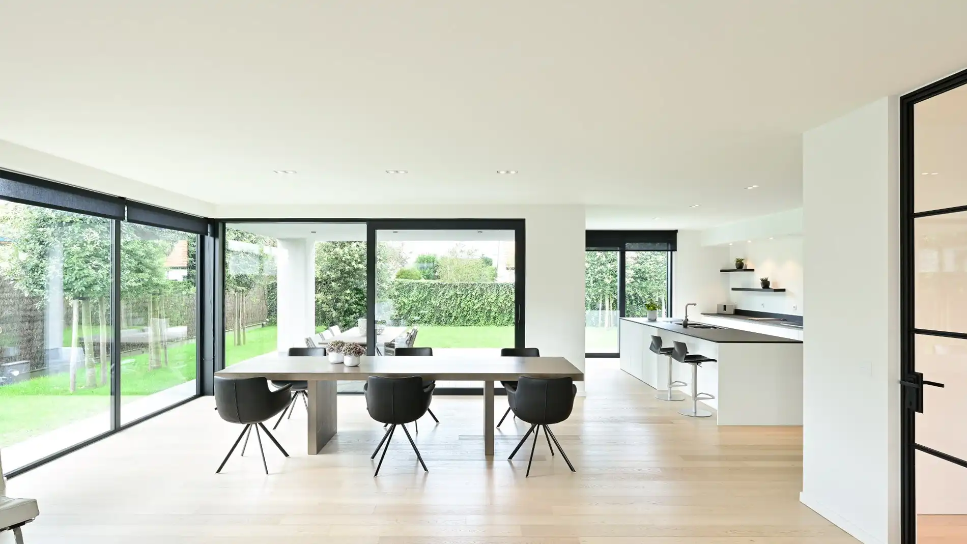 Hedendaagse villa (°2017) gelegen vlakbij het centrum van Knokke. foto 4