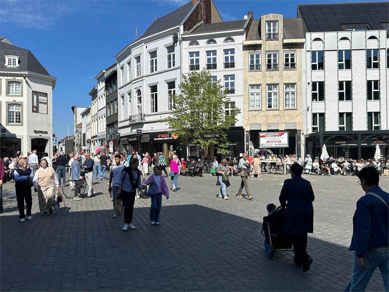 Handelsruimte te huur op toplocatie in hartje Hasselt foto {{pictureIndex}}