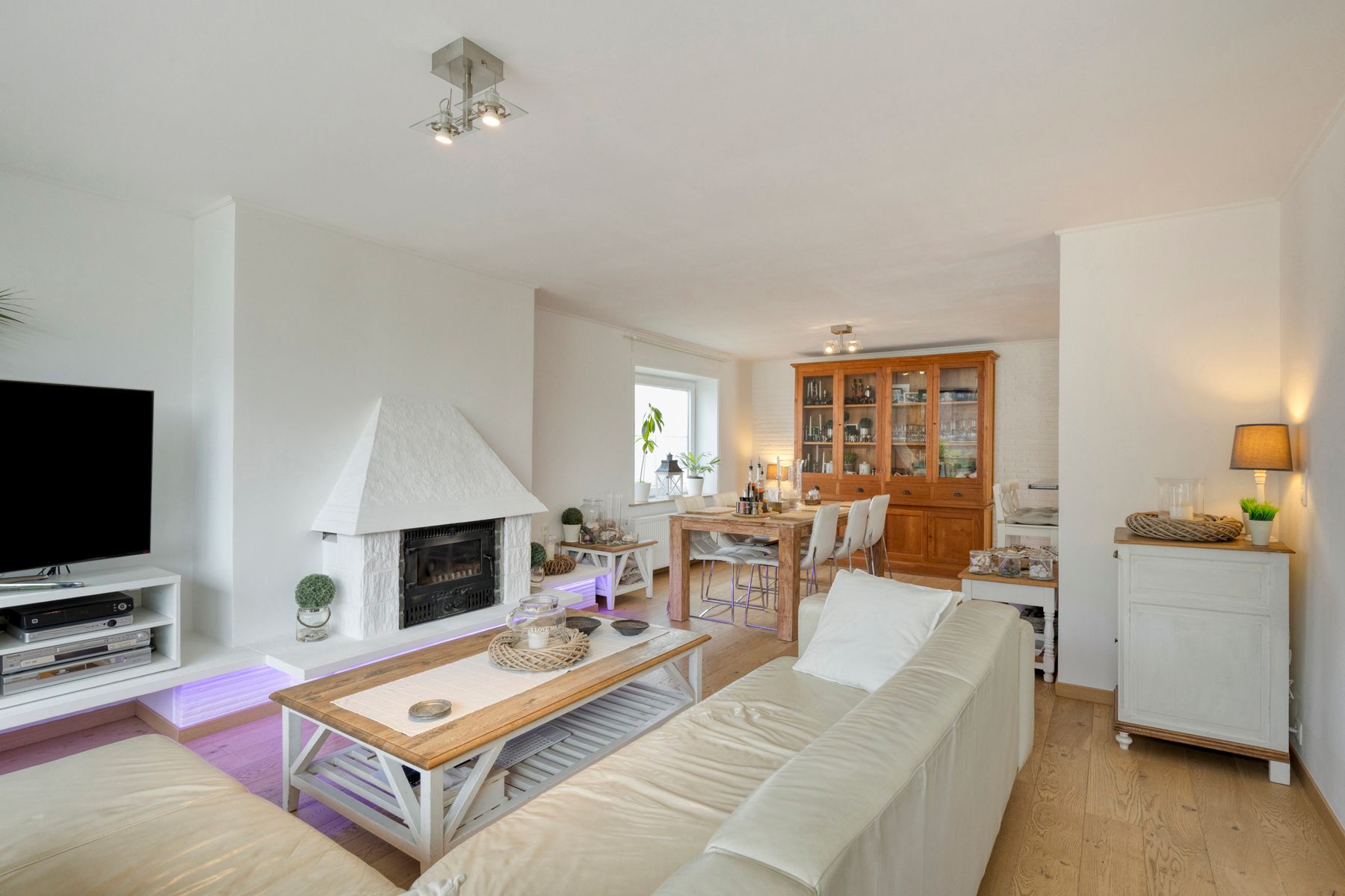 Charmante, grotendeels gerenoveerde bungalow op toplocatie! foto 4