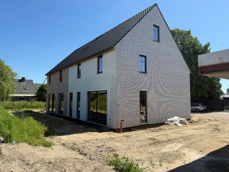 Moderne halfopen nieuwbouwwoning met 4 slaapkamers en 2 badkamers foto 4
