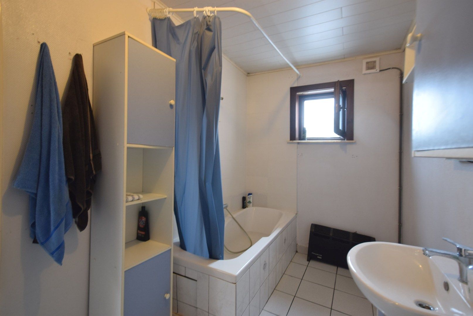 Instapklare rijwoning met ruime tuin en twee slaapkamers te Roeselare foto 5
