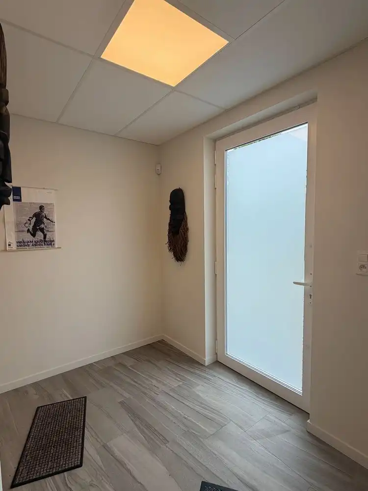 Instapklare kantoor-/praktijkruimte op strategische hoekligging met 6 staanplaatsen foto 2