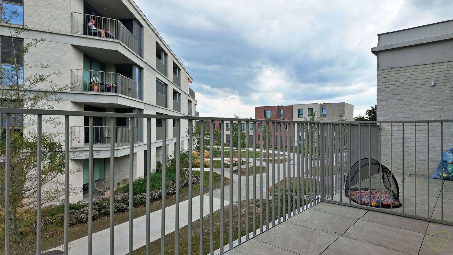 Energiezuinig 2-slaapkamerappartement met terras en parking! foto 5