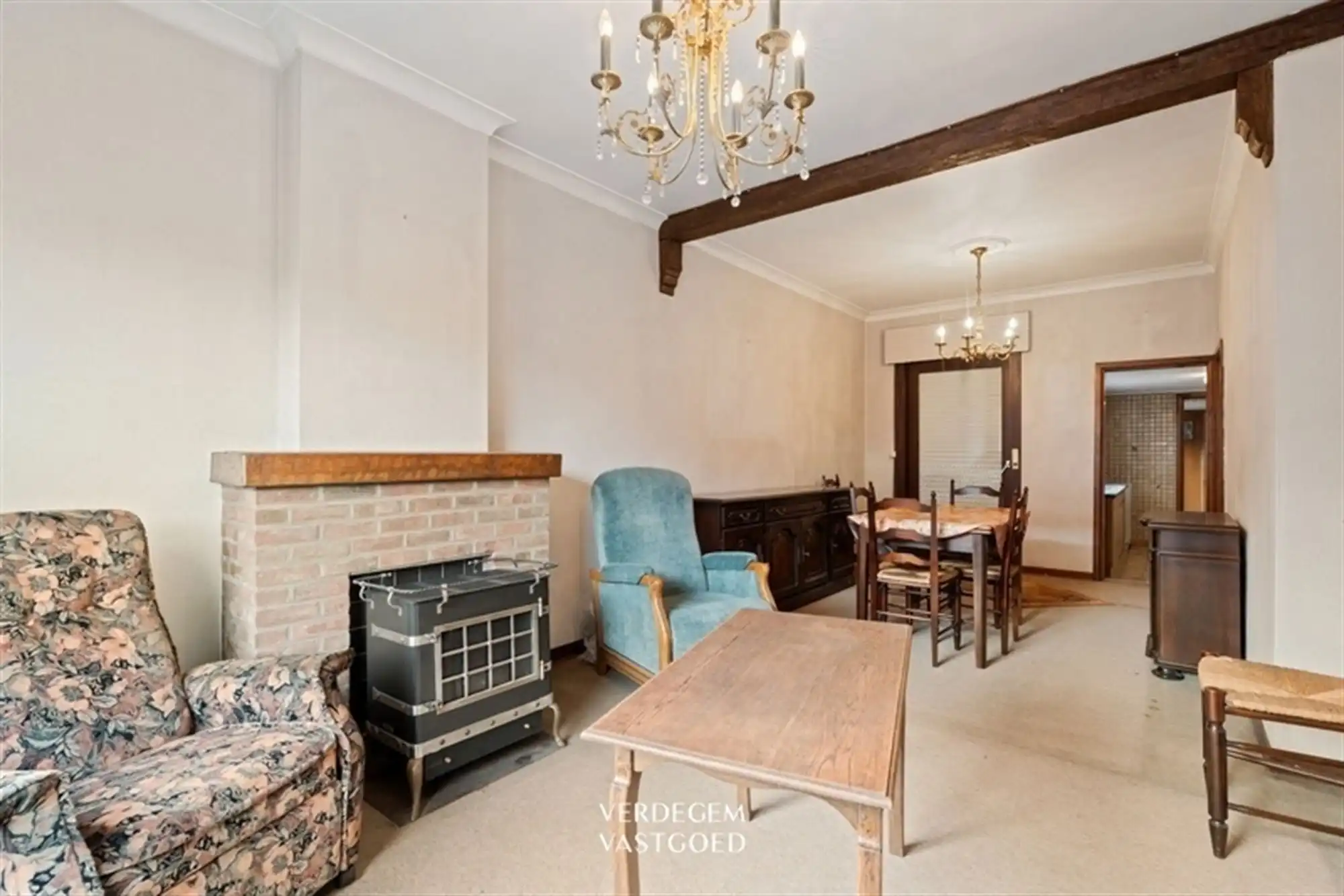 Halfopen woning met 2 slaapkamers, tuin en oprit naar achterliggende garage foto 3