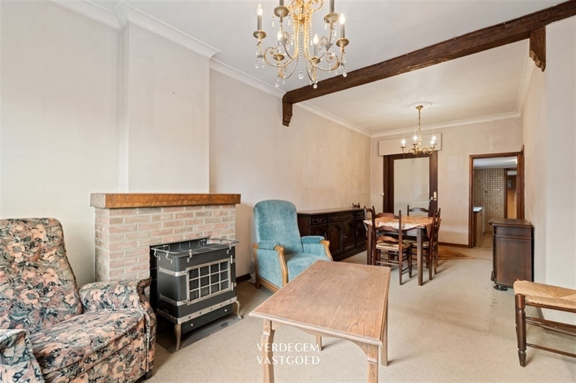 Halfopen woning met 2 slaapkamers, tuin en oprit naar achterliggende garage foto 3