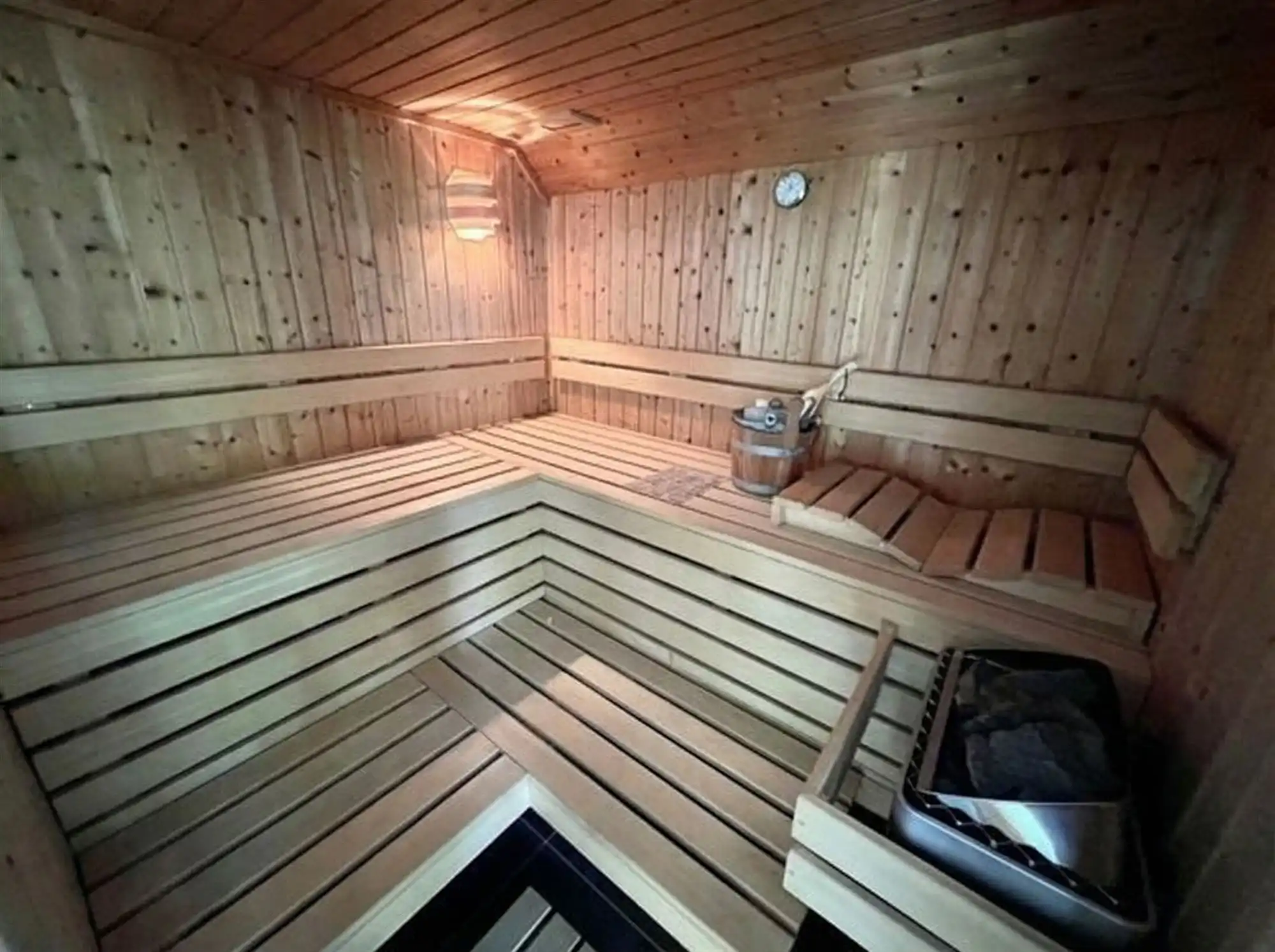 Villa met binnen en buitenzwembad foto 21