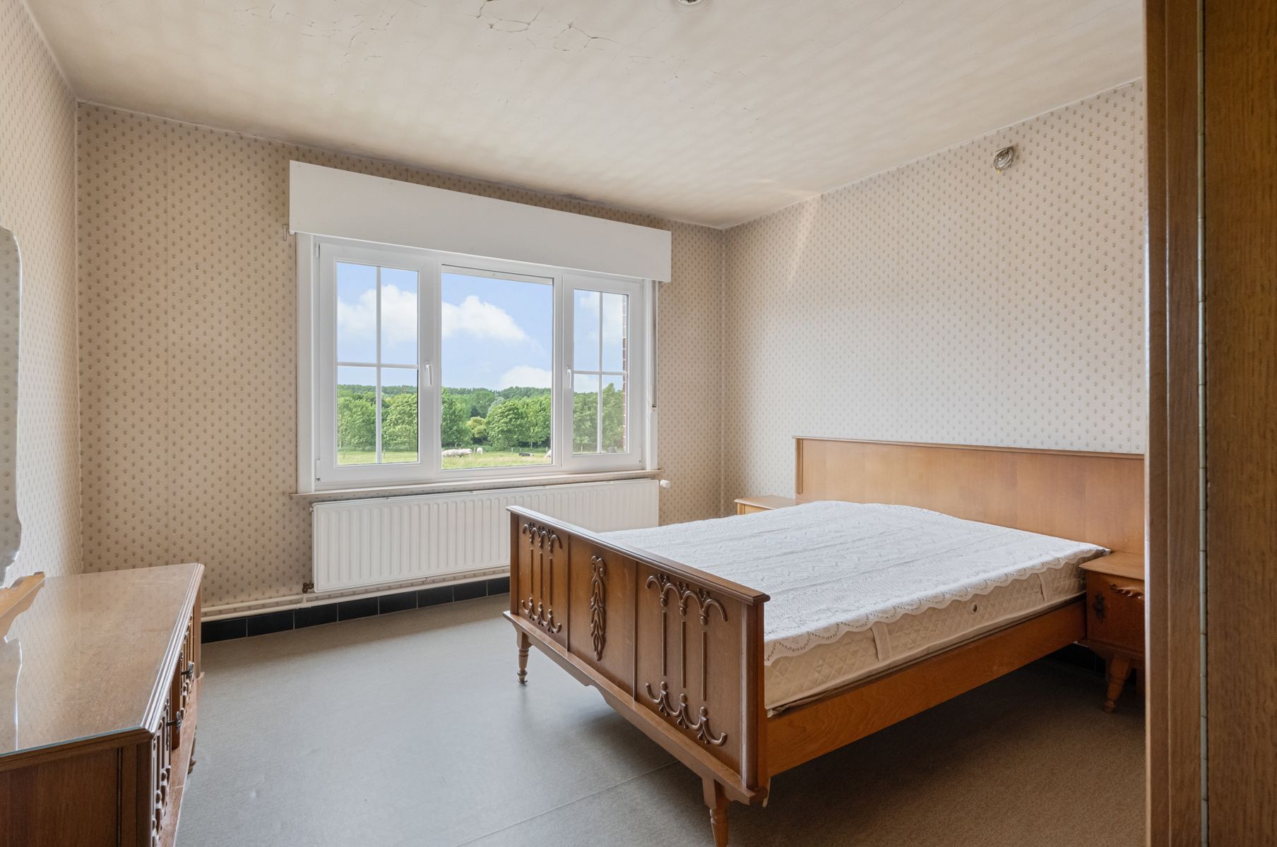 Grote, halfopen woning met grote weide foto 16