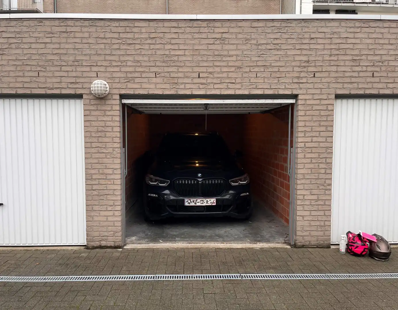 Vlot inrijdbare garagebox op het gelijkvloers foto {{pictureIndex}}