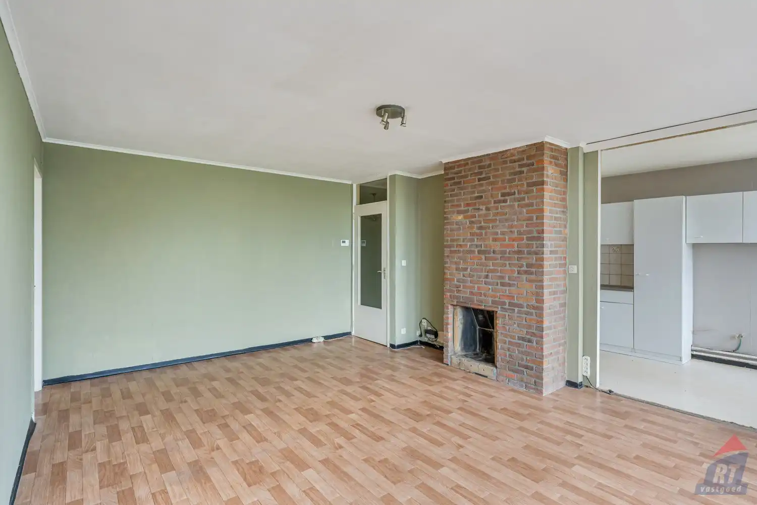 Te moderniseren, gunstig gelegen appartement met 2 slaapkamers en autostaanplaats foto 4