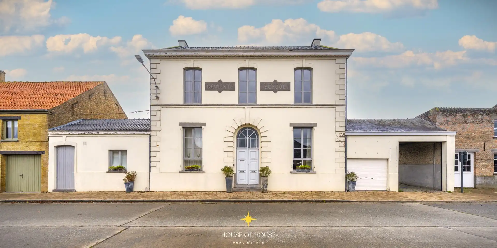 Hoofdfoto van de publicatie: Karaktervolle directeurswoning in voormalige gemeenteschool (1868) – mogelijkheid vergunbaarheid vakantiewoning – geen renovatieverplichting