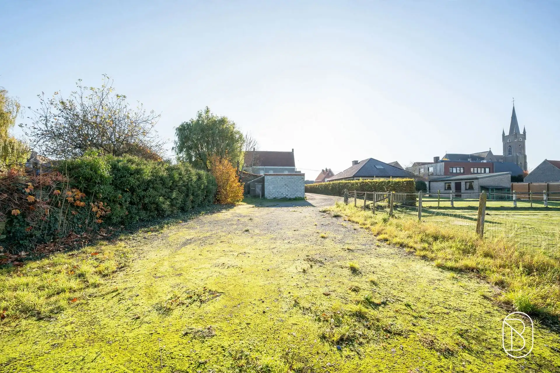Handelspand met woonst en ruime parking foto 22