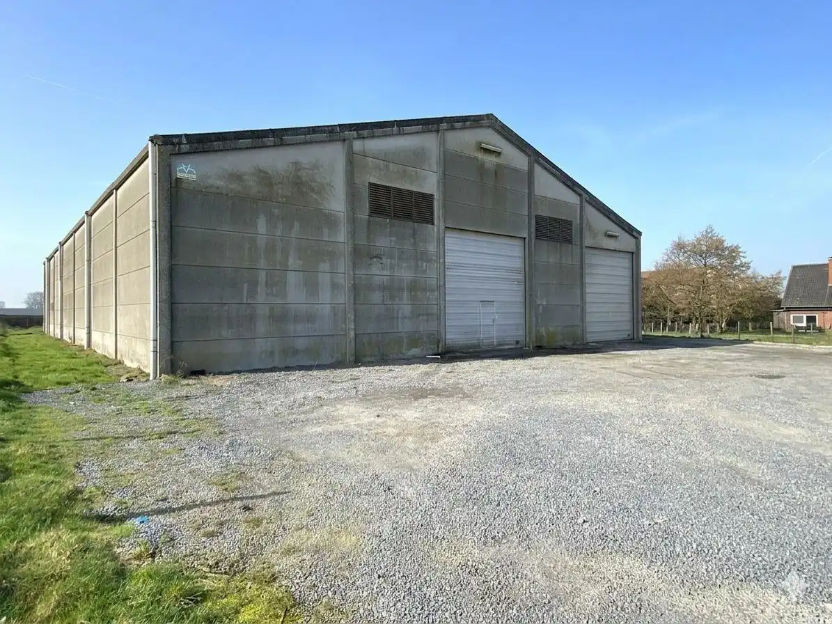 RUIME LOODS (838 m²) foto {{pictureIndex}}