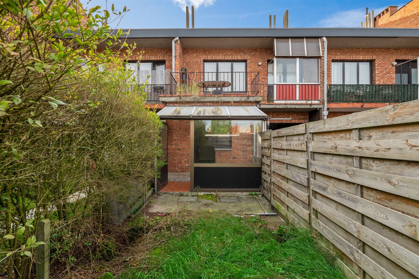 Te renoveren gelijkvloers appartement met garagebox foto 2