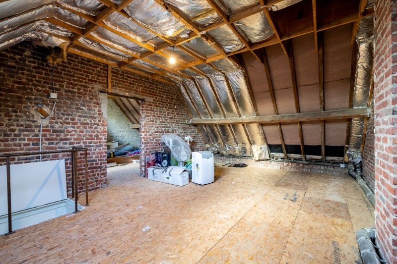 Recent gerenoveerde woning met ruime garage foto 17