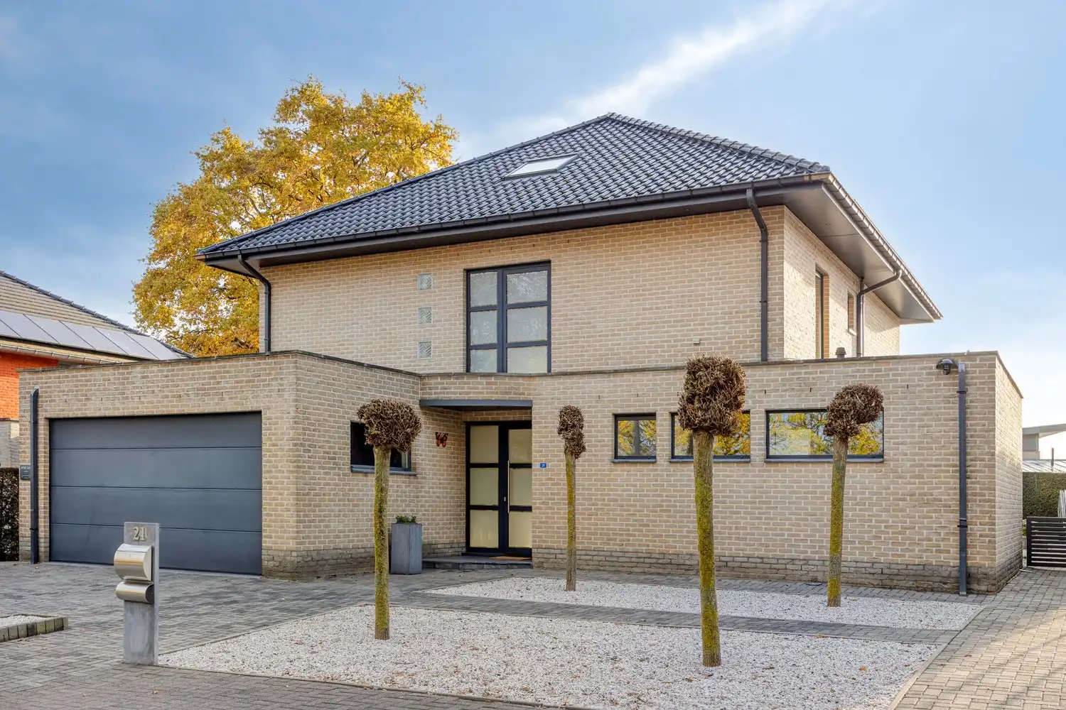 Ruime, energiezuinige gezinswoning met ingebouwd zwembad op toplocatie in Lanaken foto {{pictureIndex}}