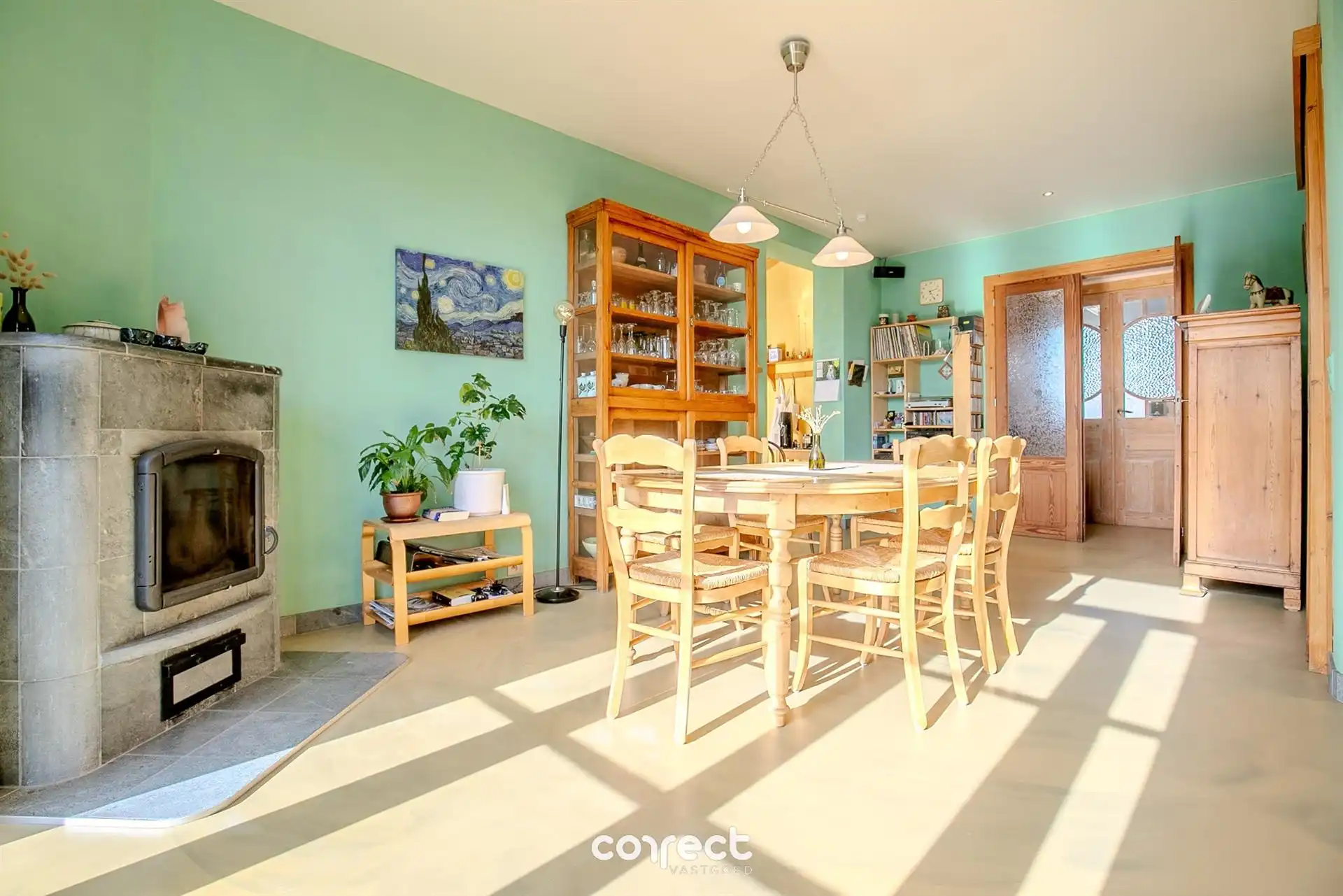 Karaktervolle, ruime gerenoveerde woning met oprit, garage en zuidgerichte tuin. foto 6