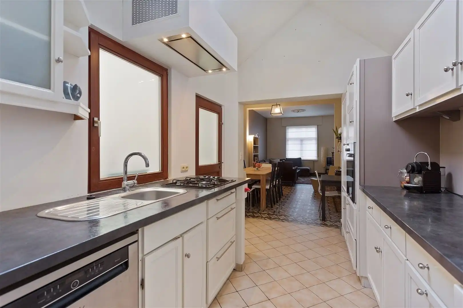 Ruime, lichtrijke woning met terras TE HUUR foto 9