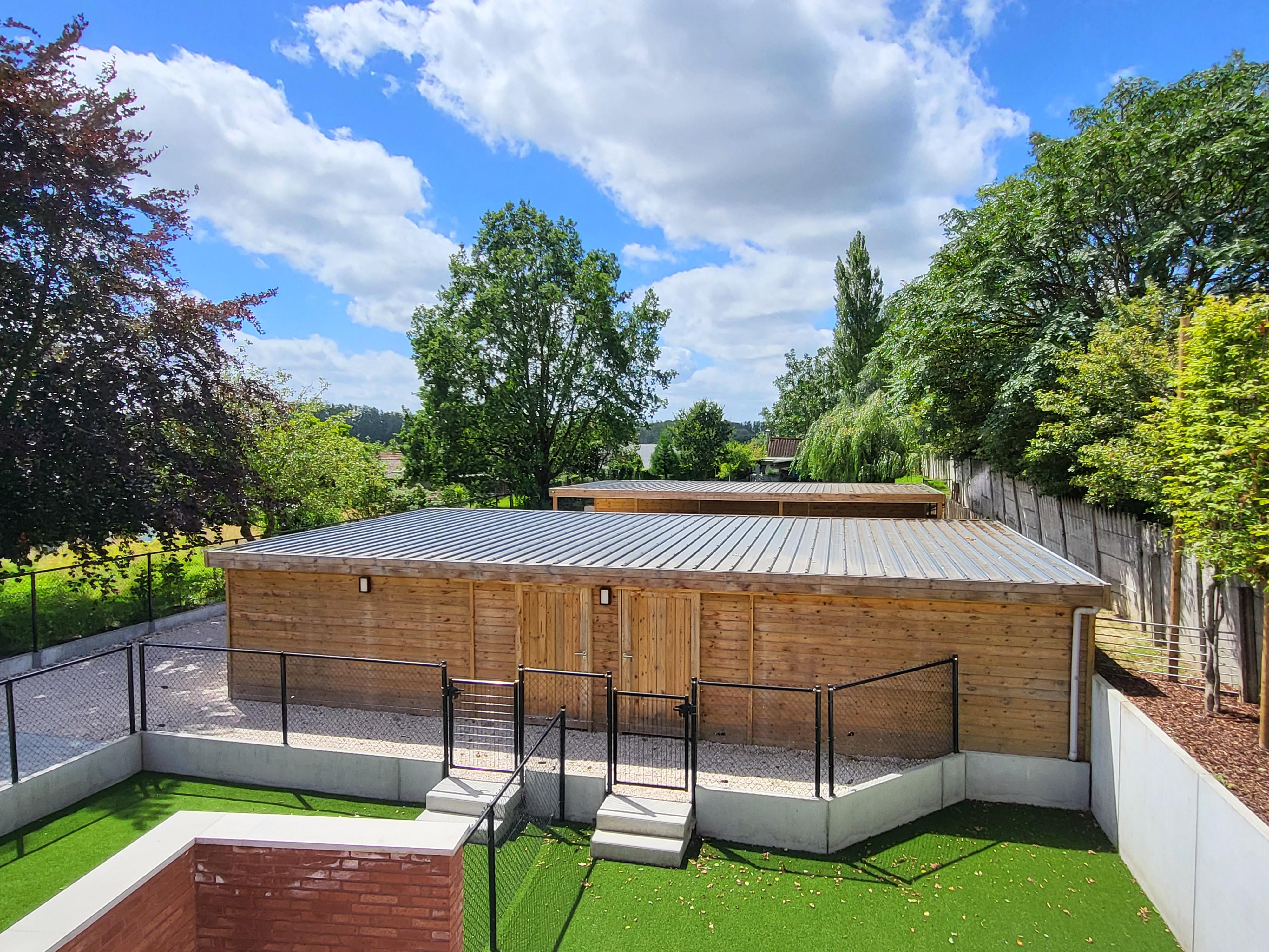 Prachtig nieuwbouwappartement gelegen op de 1ste verdieping met zeer ruim terras van 39m², carport en berging. foto 3