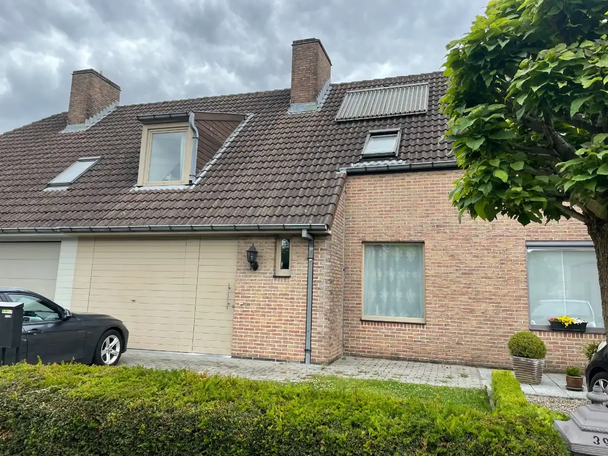 EENGEZINSWONING + garage & tuin foto 3