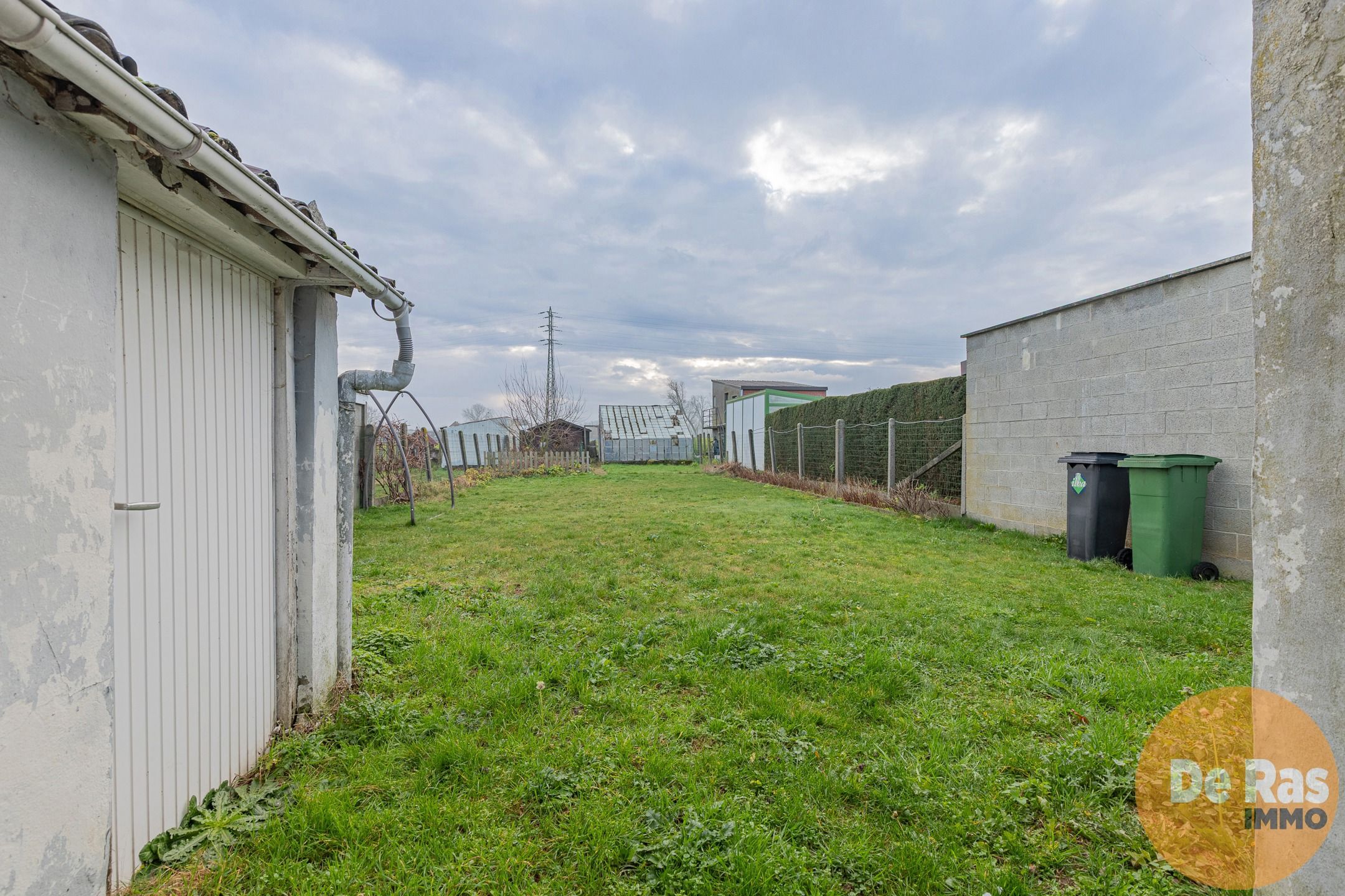 HILLEGEM - Stevige halfopen bebouwing op een rustige locatie foto 17