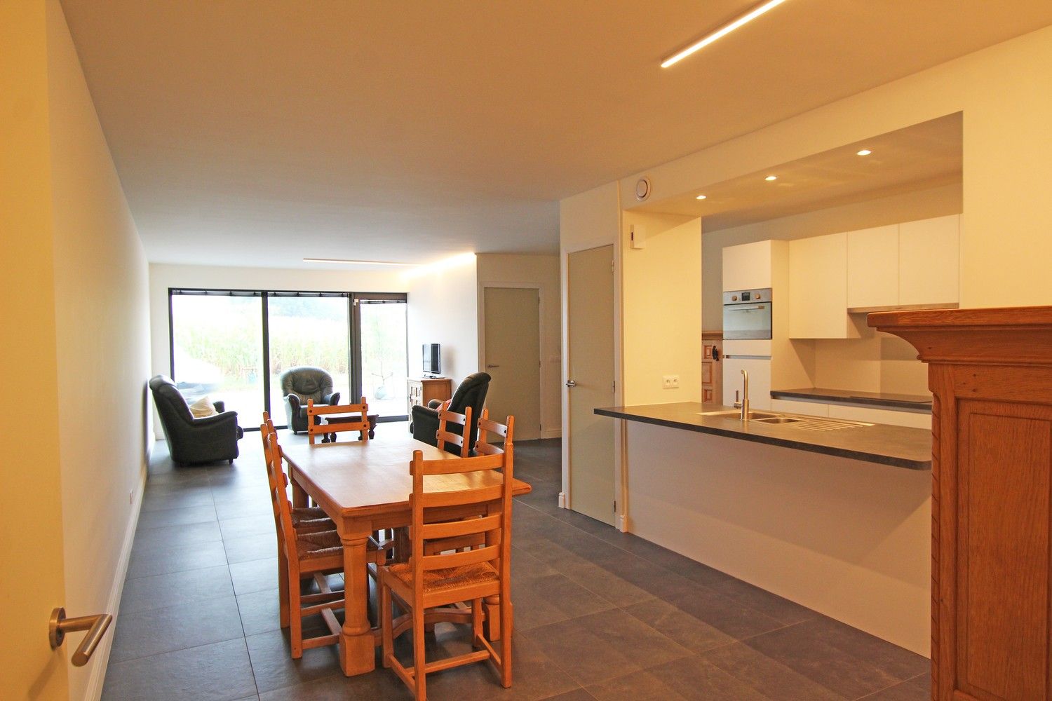 Ruim, gelijkvloers appartement met 2 slaapkamers, terras en een autostaanplaats! foto 5