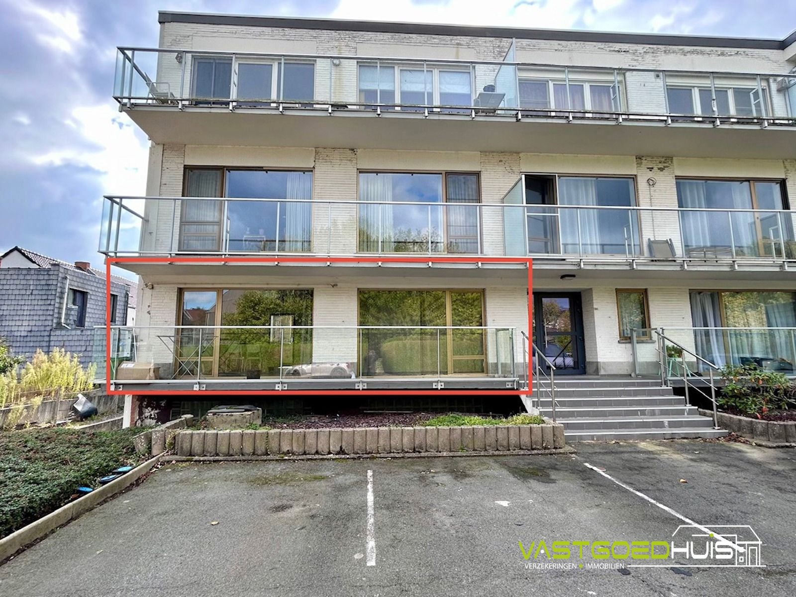 Ruim, gelijkvloers appartement met terras foto 2