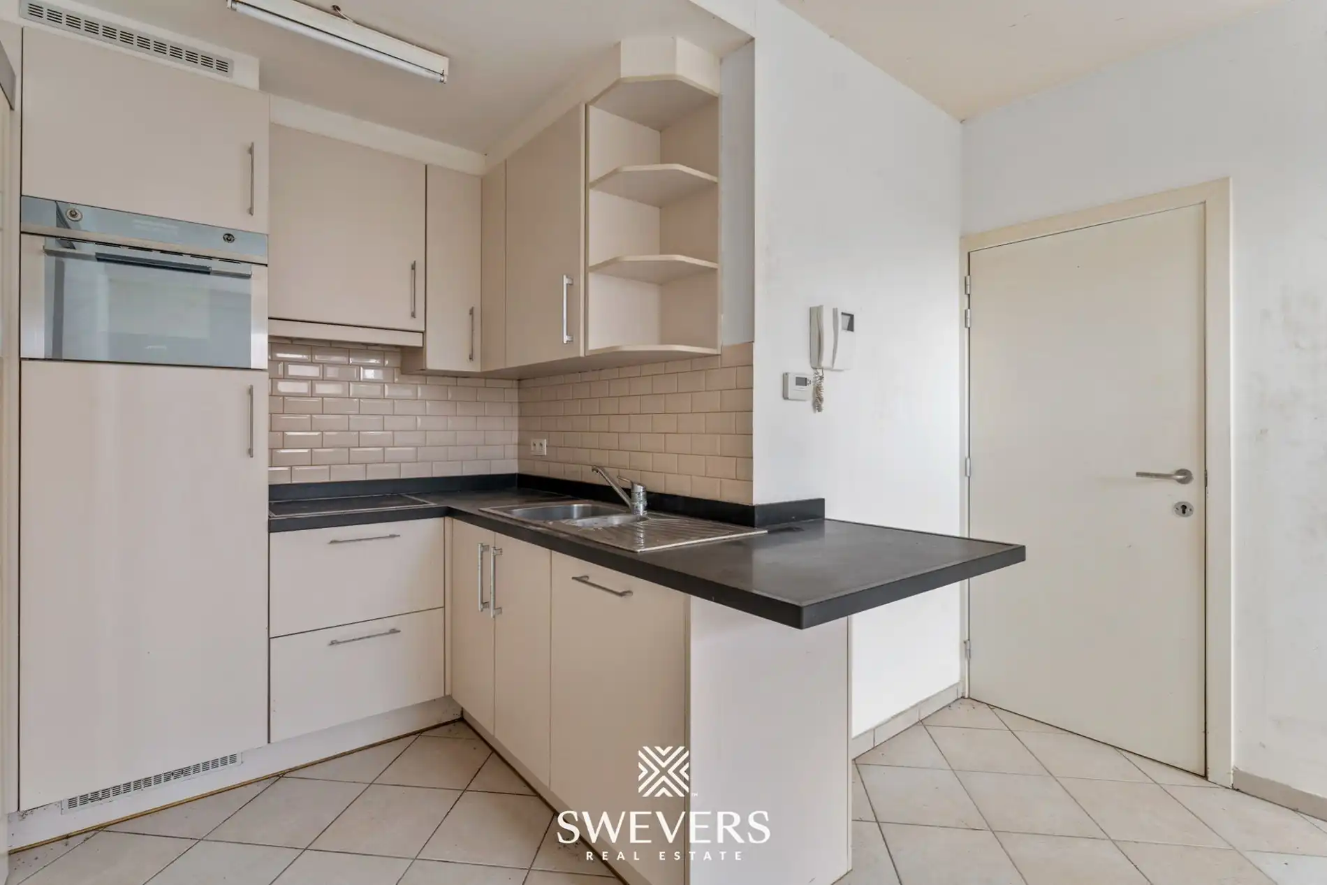 Centraal op te frissen appartement met potentieel in Halen foto 7