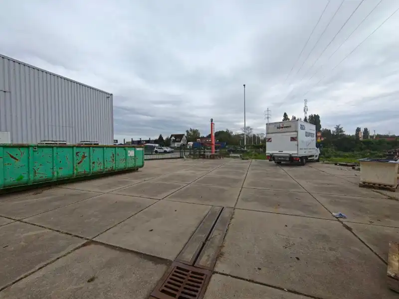 Magazijn met kantoren en ruime buitenopslag langs de A12 foto 4