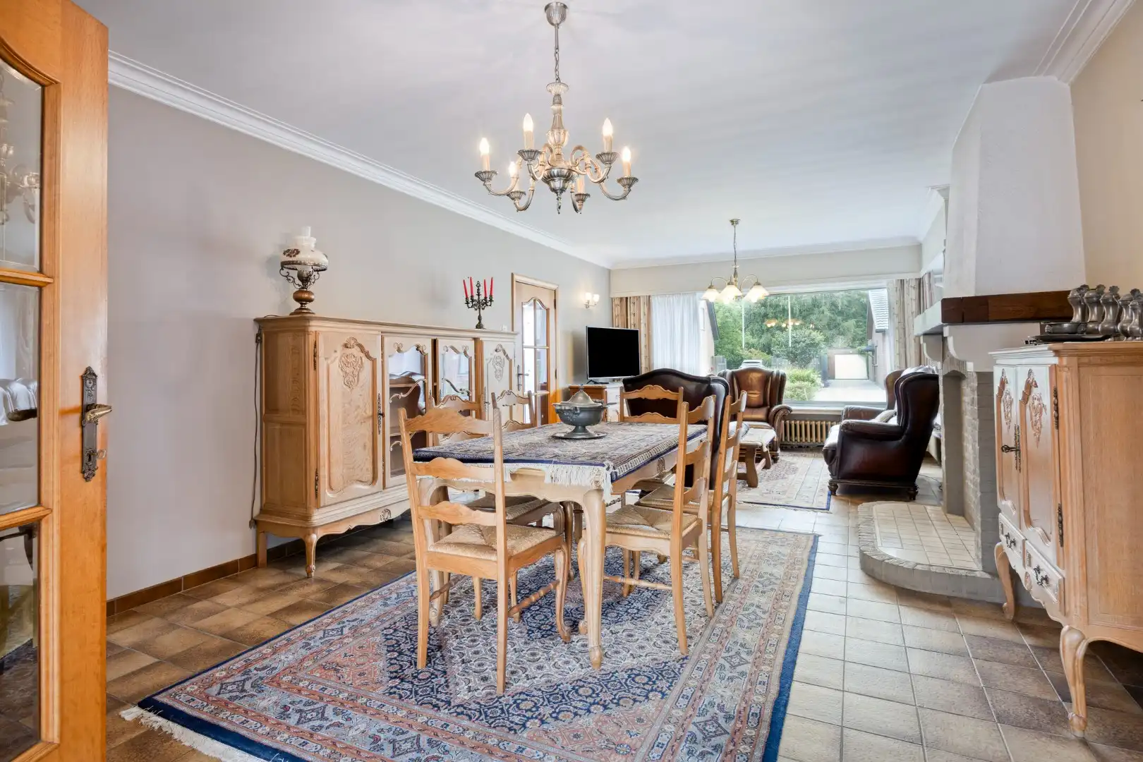 Ruim ingedeelde woning met ioa 4 slpks op een rustige en centrale ligging. foto 3