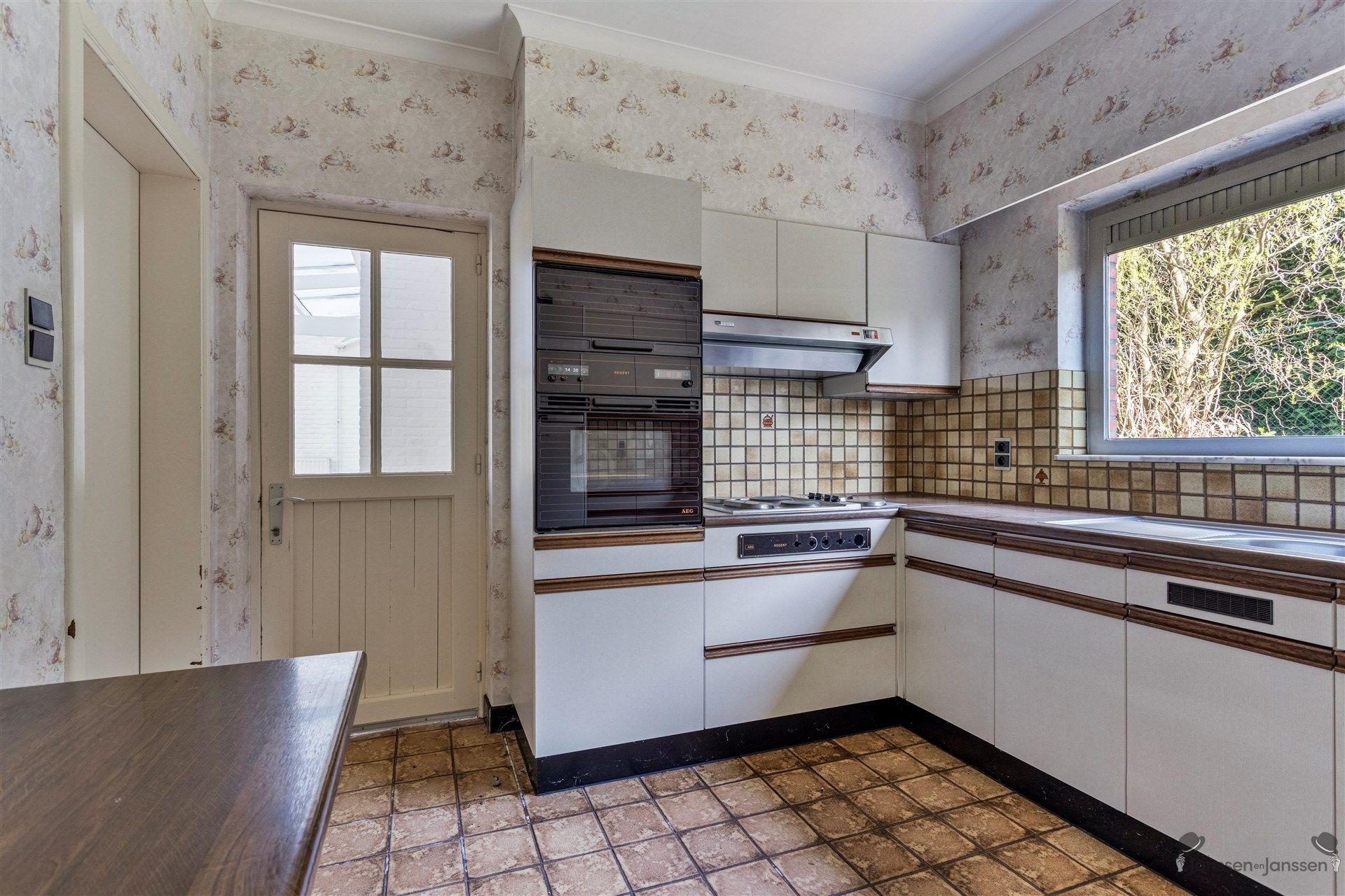 Karaktervolle woning met veel potentieel in het groene Sterrebos!  foto 7