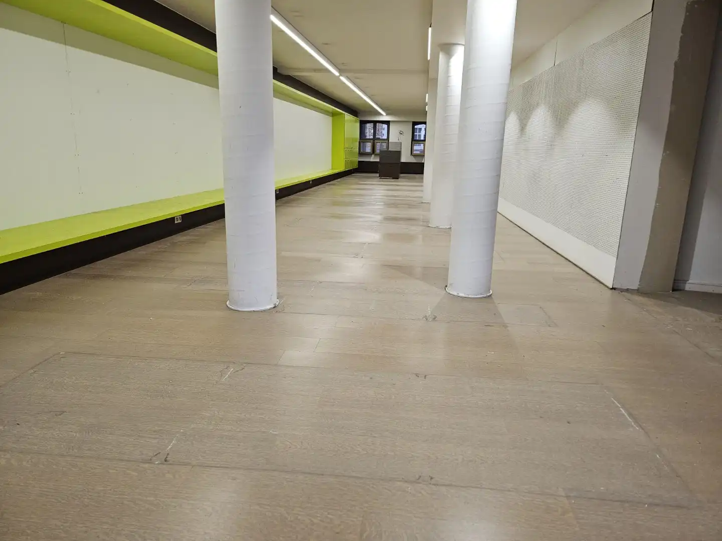 Uiterst goed gelegen winkelruimte met berging in toeristische Katelijnestraat in Brugge centrum! foto 7