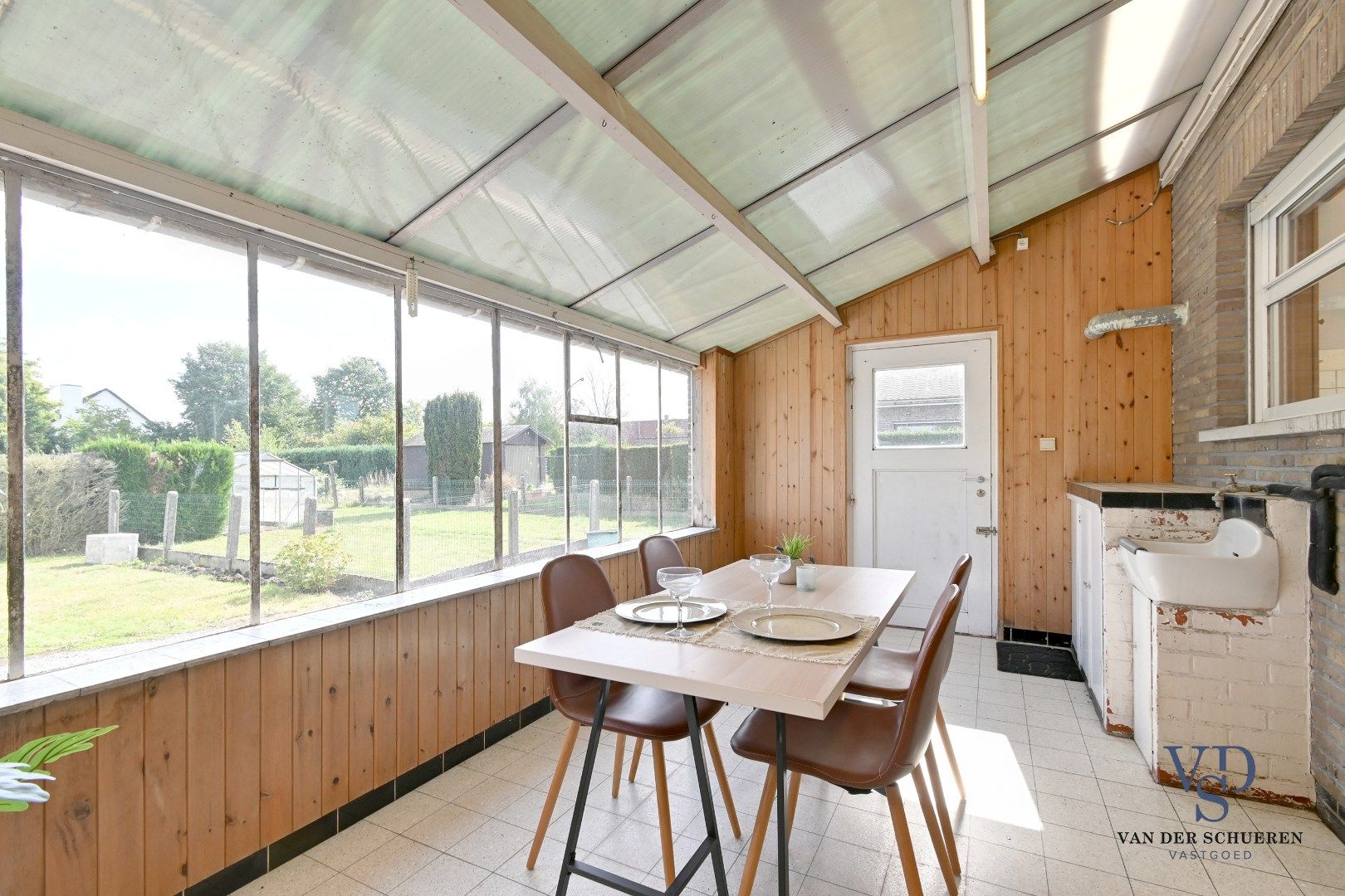 Te renoveren bungalow op een perceel van ca. 2.840 m² foto 12