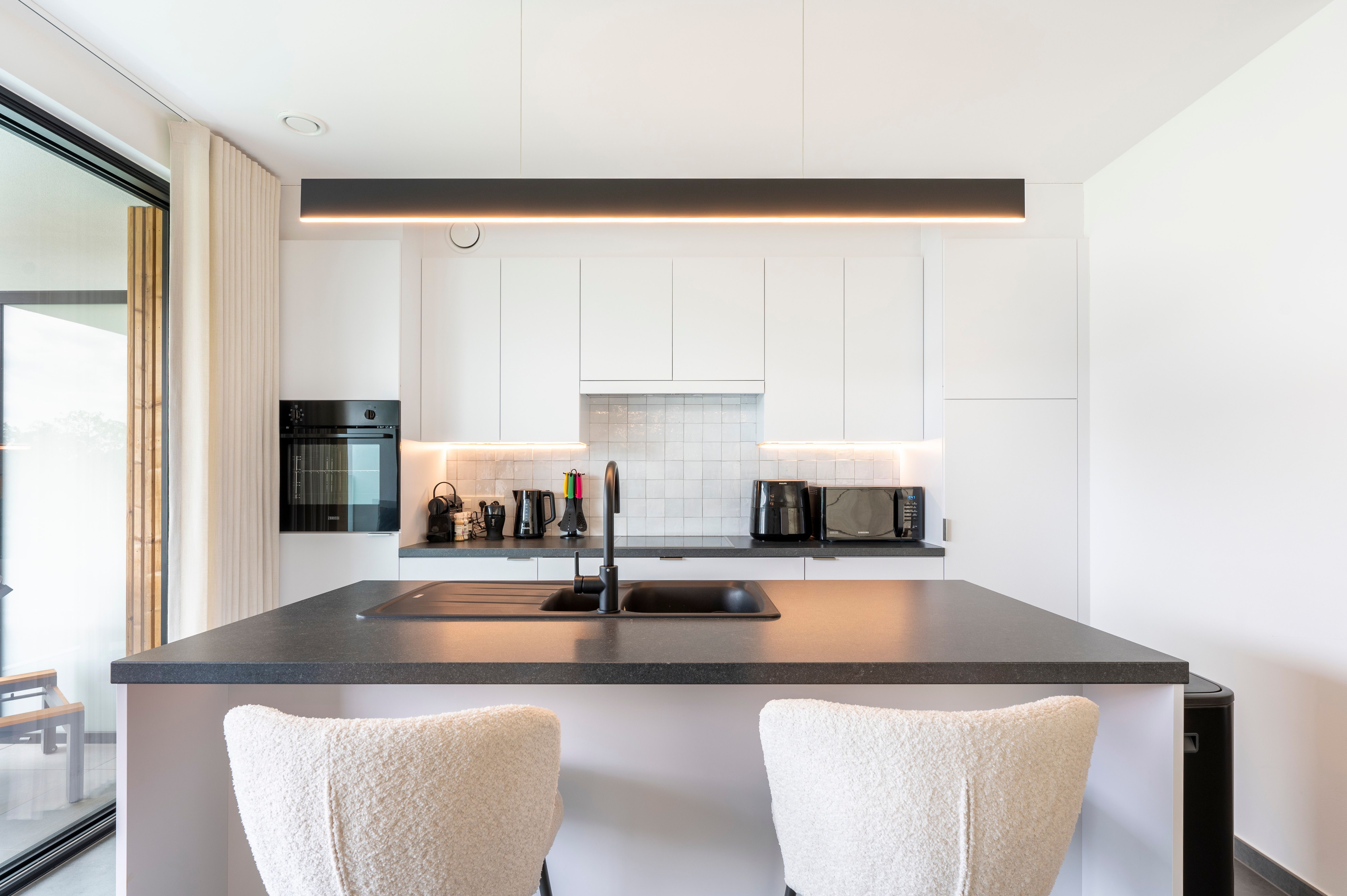 Instapklaar nieuwbouwappartement met 2 staanplaatsen en kelderberging in Brecht! foto 6