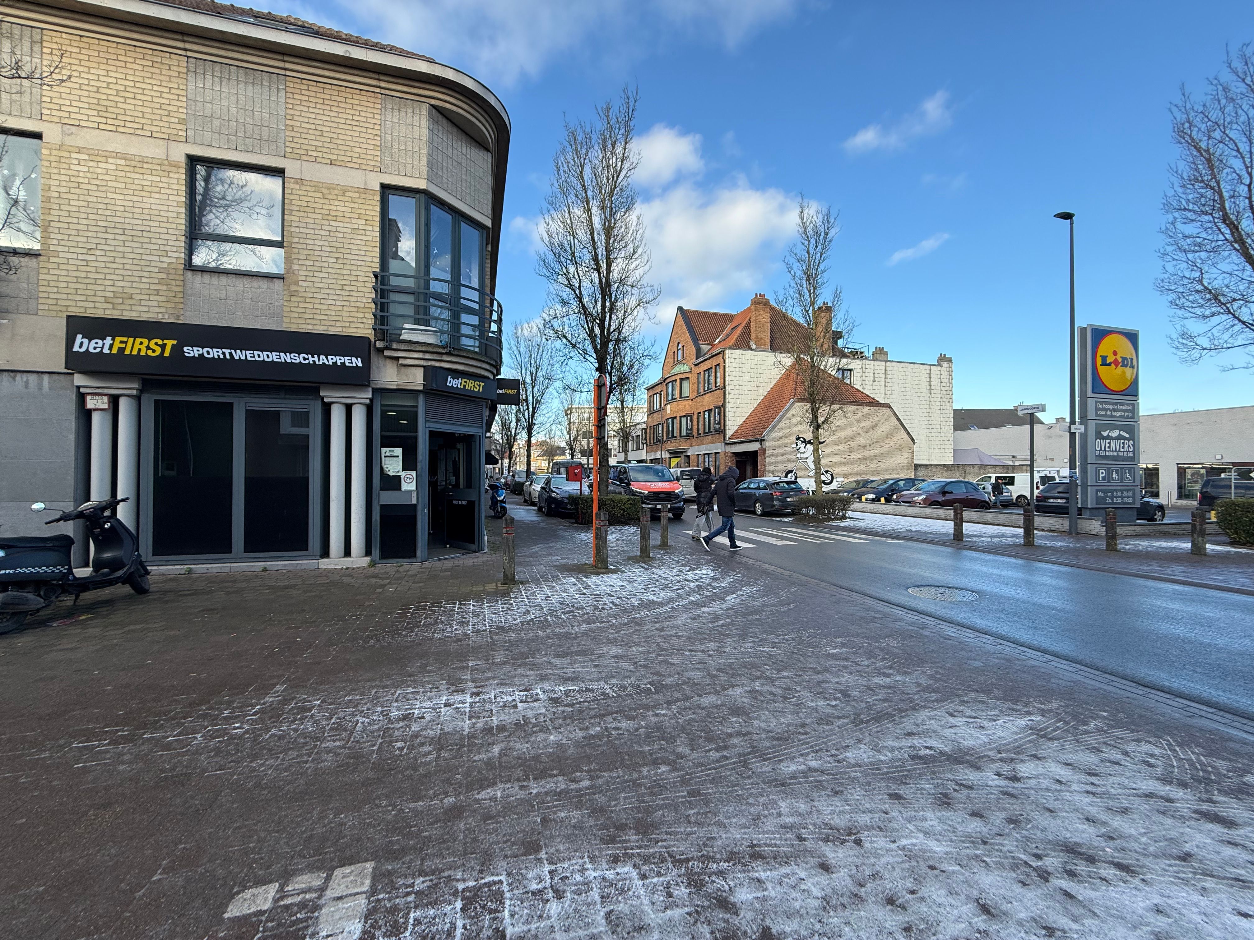 Hoek handelsgelijkvloers 95 m² + kelder foto 2