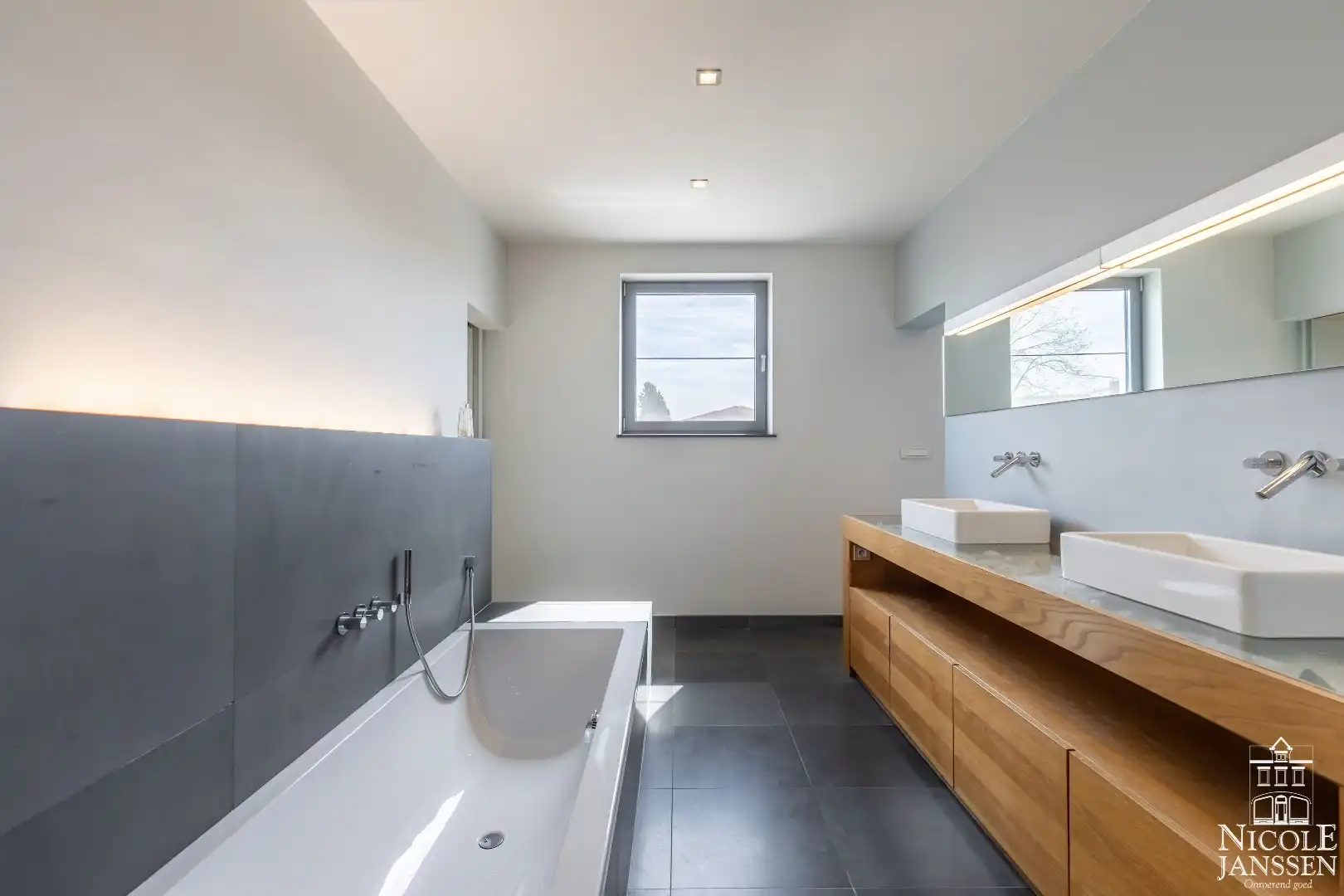 Zeer moderne en luchtige woning met twee slaapkamers gelegen op een rustige locatie foto 31