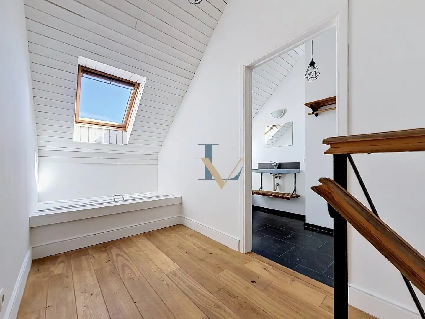 Instapklaar duplex appartement met 2 slpk. en 2 bdks. en mooi terras. foto 24