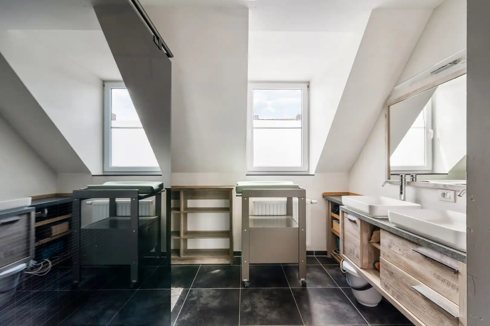 Instapklare woning met 3 slaapkamers, oprit voor 2 wagens en garage op rustige locatie in Beselare foto 14