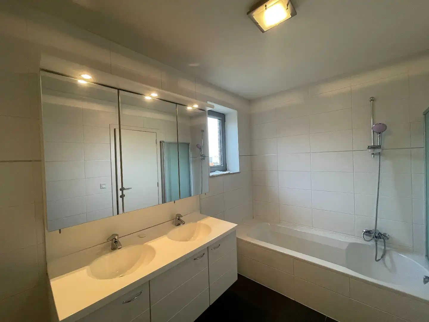 Instapklaar appartement met 2 slaapkamers en 2 terrassen te Roeselare  foto 13