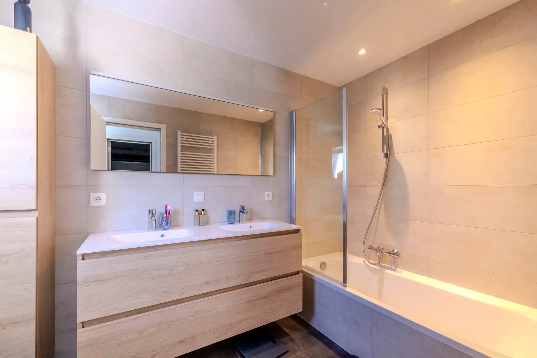 Deels gerenoveerde woning met 3 slpks en tuin op 405m2 foto 11