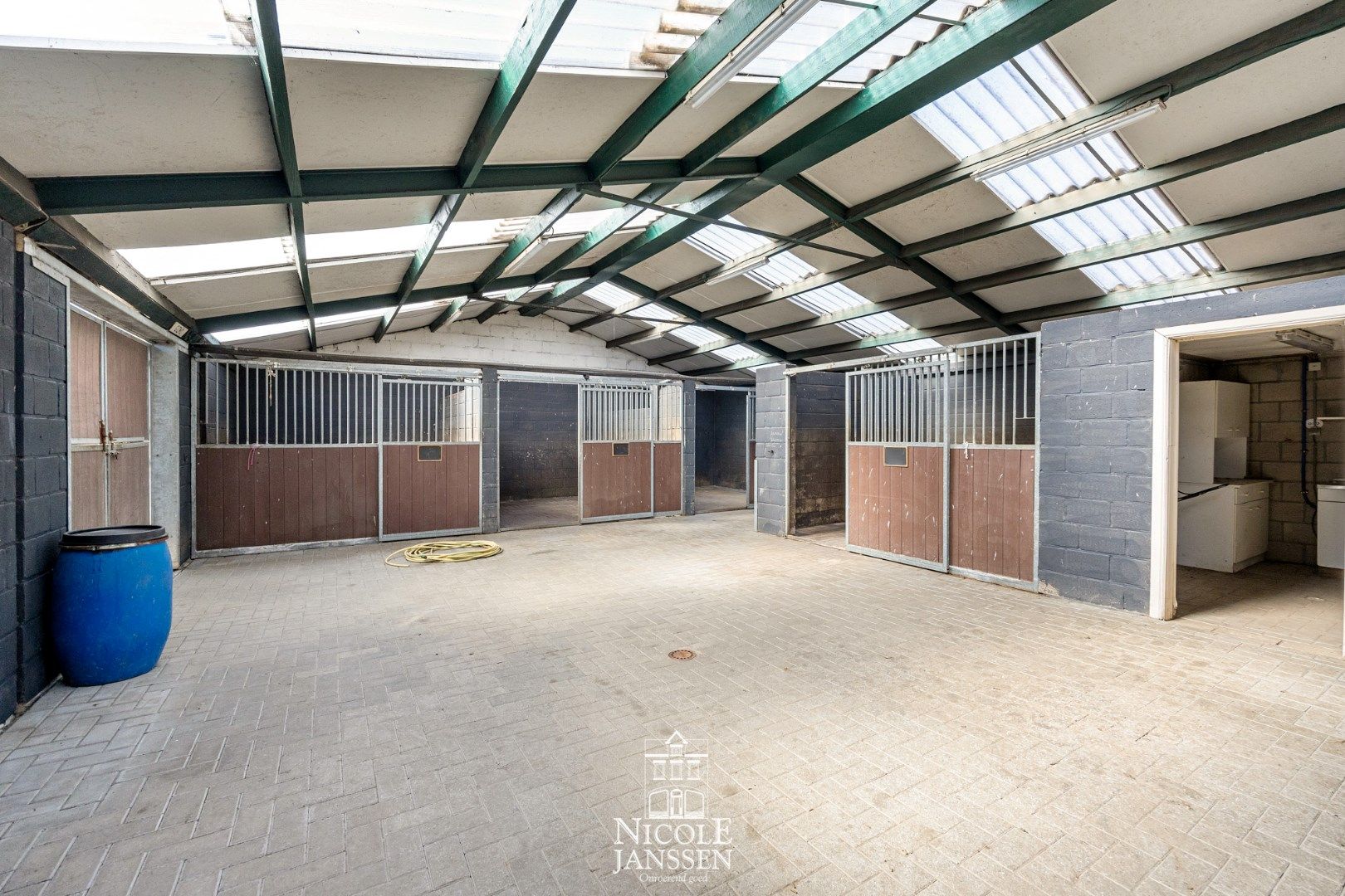 Vrijstaande gezinswoning op een royaal perceel met eigen weiland en paardenstallen foto 30