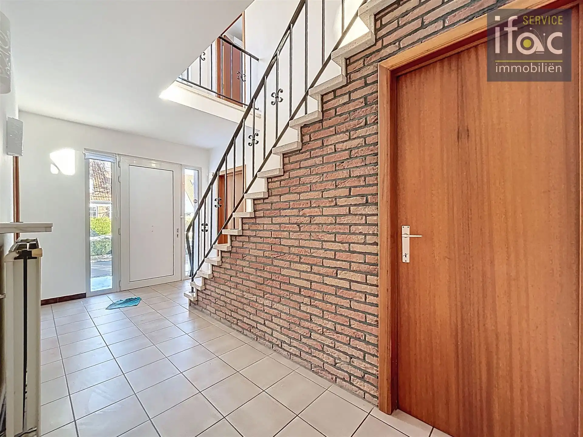 Villa met 5 slaapkamers, 2 badkamers op uitstekende locatie foto 12