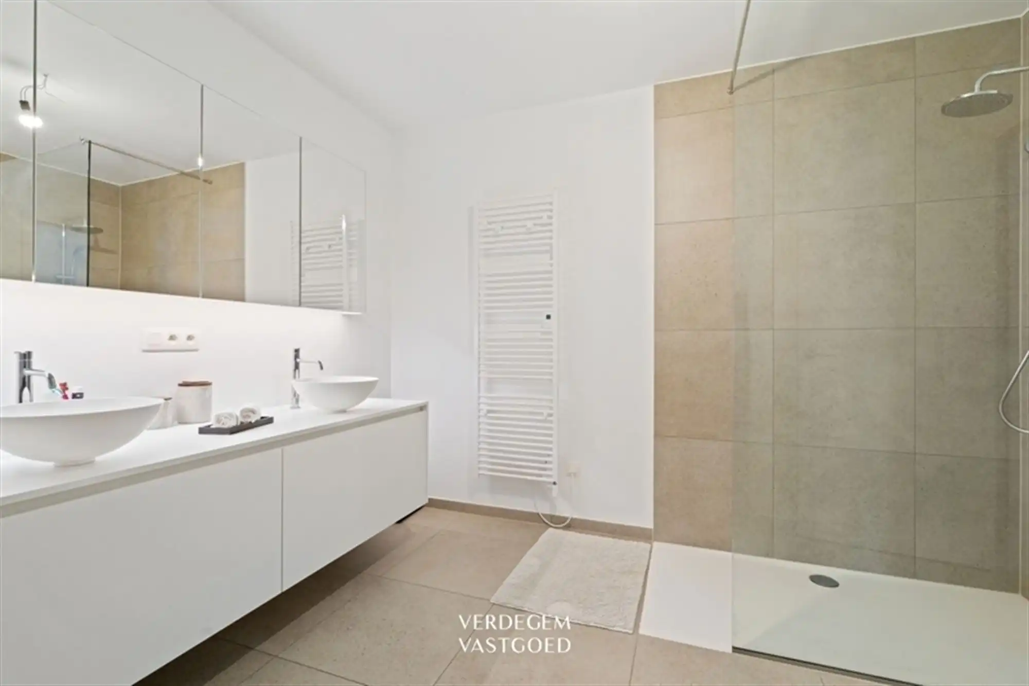 Verrassend ruime woning met 3 slaapkamers, autostaanplaats en zwemvijver foto 8