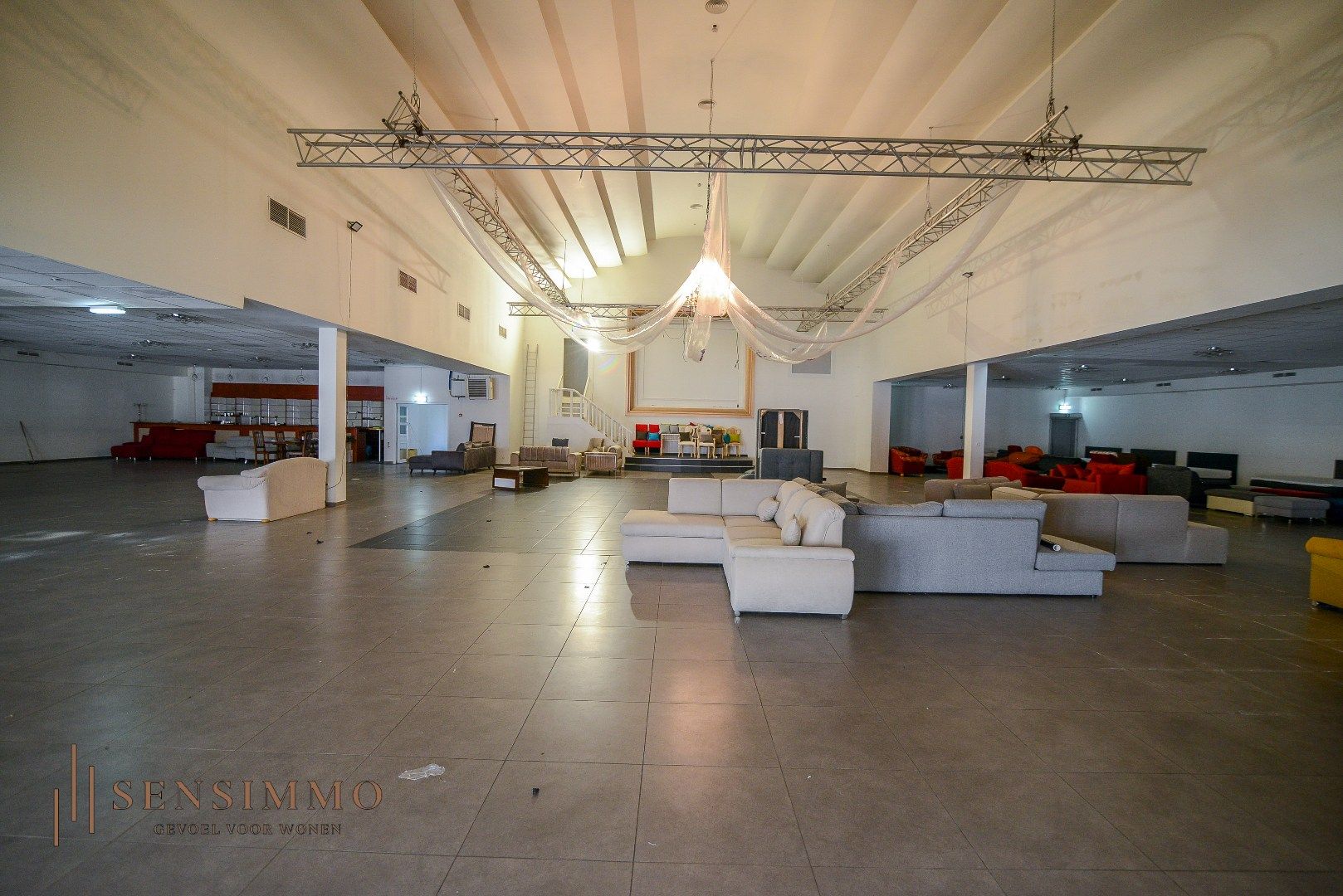 Gigantisch handelsruimte van 1.457 m² in het centrum van Maasmechelen! foto 6