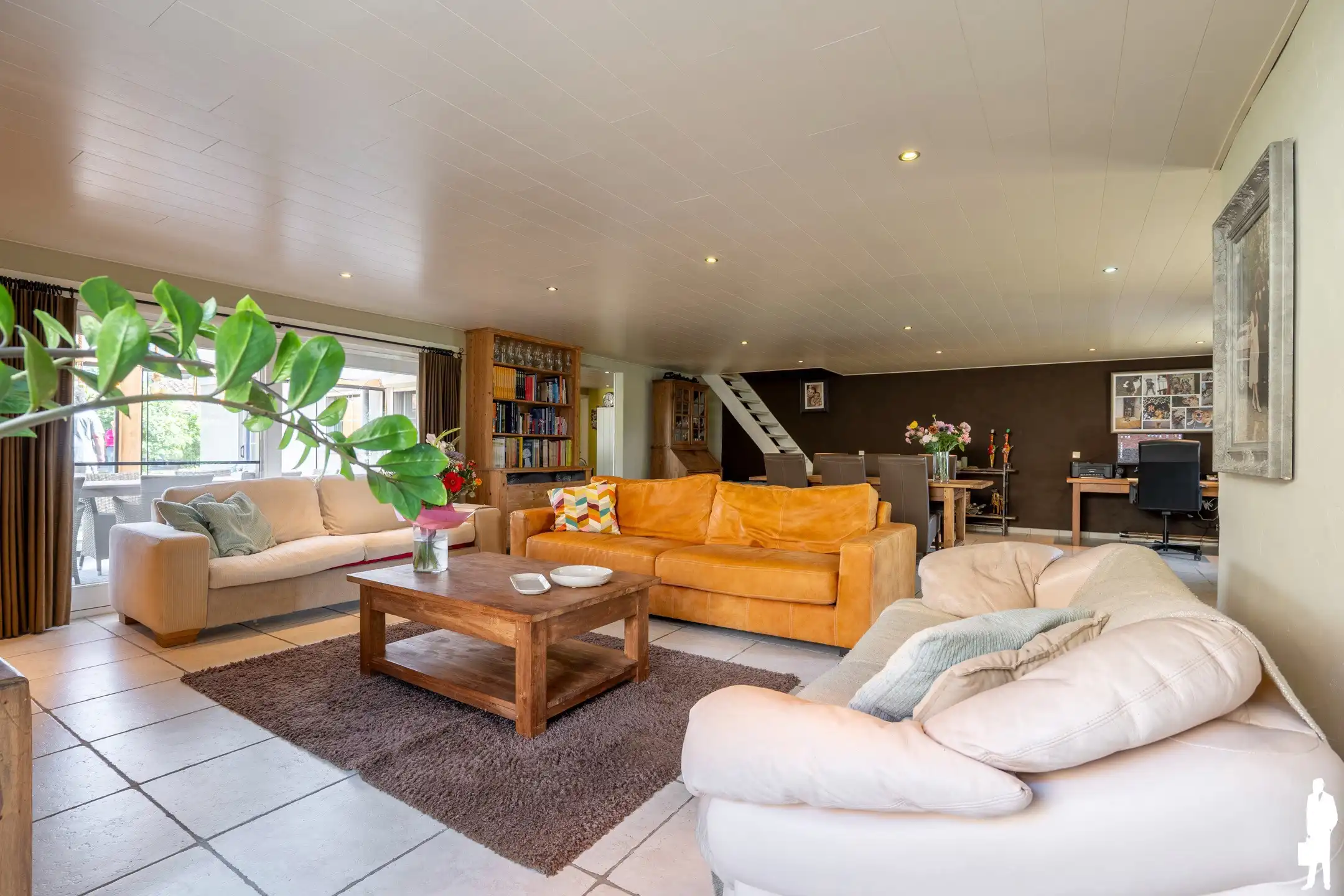 Vrijstaande villa met 4 slpk. gelegen op de dijk van kanaal  foto 3