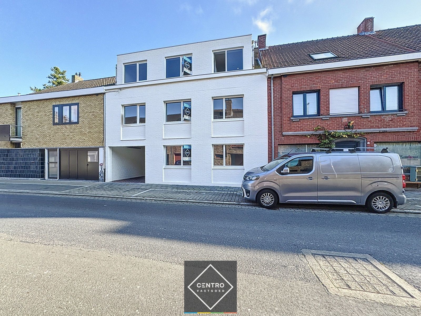 Opbrengsteigendom (3 appartementen + 7 garageboxen)! foto {{pictureIndex}}